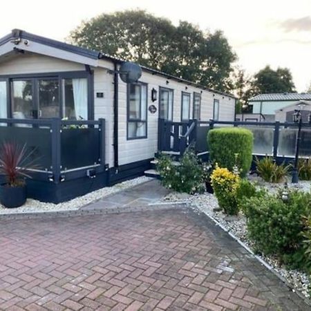 2 Bed, 2 Bath Lodge Style Caravan With Hot Tub & Private Garden At Patrington Haven Leisure Park Buitenkant foto