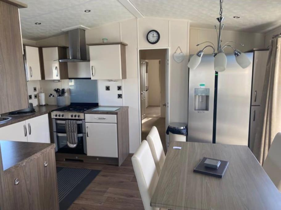 2 Bed, 2 Bath Lodge Style Caravan With Hot Tub & Private Garden At Patrington Haven Leisure Park Buitenkant foto