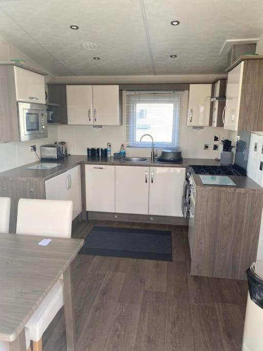 2 Bed, 2 Bath Lodge Style Caravan With Hot Tub & Private Garden At Patrington Haven Leisure Park Buitenkant foto