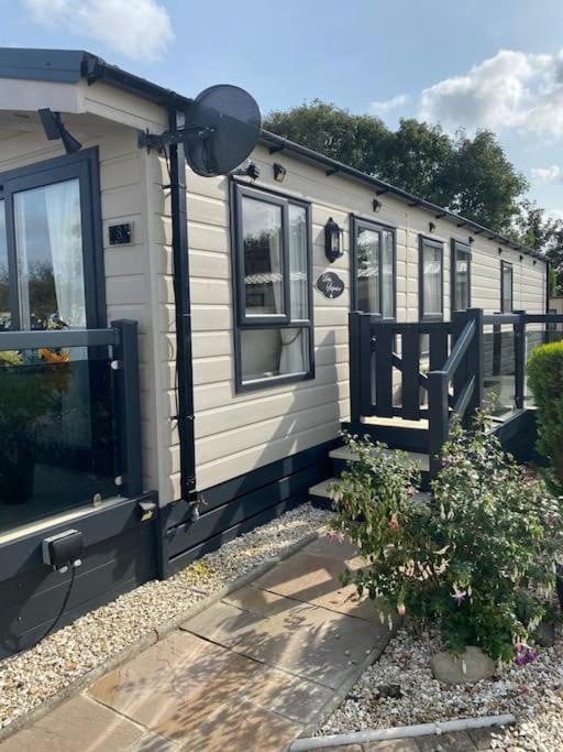 2 Bed, 2 Bath Lodge Style Caravan With Hot Tub & Private Garden At Patrington Haven Leisure Park Buitenkant foto