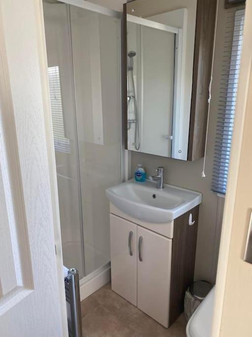 2 Bed, 2 Bath Lodge Style Caravan With Hot Tub & Private Garden At Patrington Haven Leisure Park Buitenkant foto