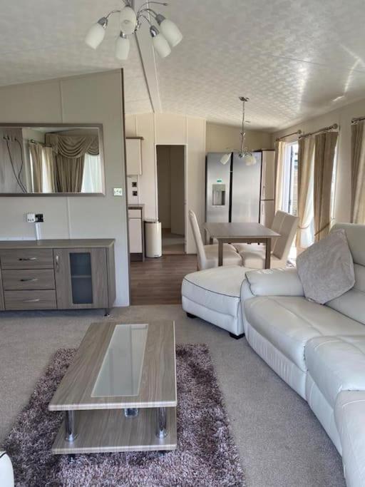 2 Bed, 2 Bath Lodge Style Caravan With Hot Tub & Private Garden At Patrington Haven Leisure Park Buitenkant foto