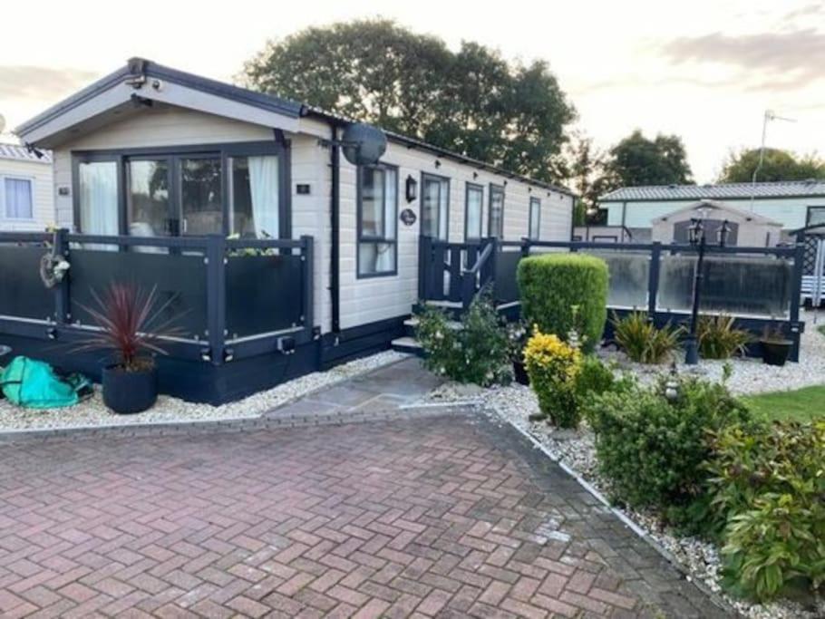 2 Bed, 2 Bath Lodge Style Caravan With Hot Tub & Private Garden At Patrington Haven Leisure Park Buitenkant foto